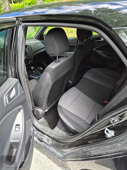 Hyundai i20 10 of 18