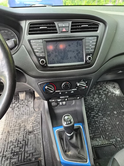 Hyundai i20 2 of 18