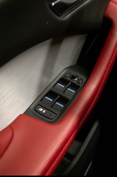 Jaguar I-PACE 27 of 30