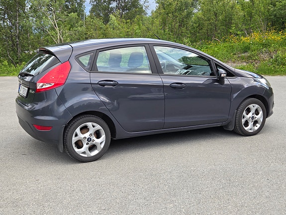 Ford Fiesta 2 of 5