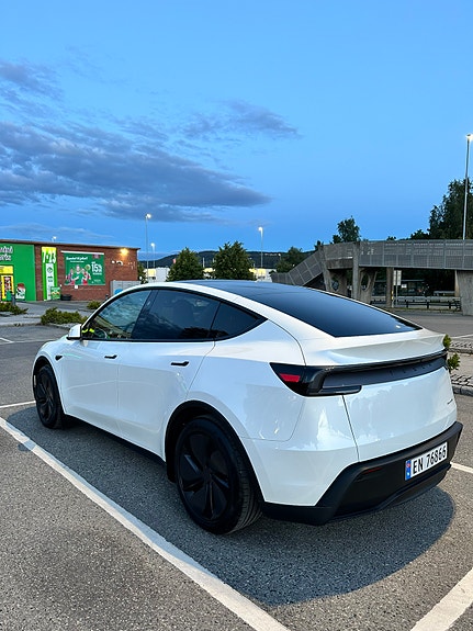 Tesla Model Y 6 of 11