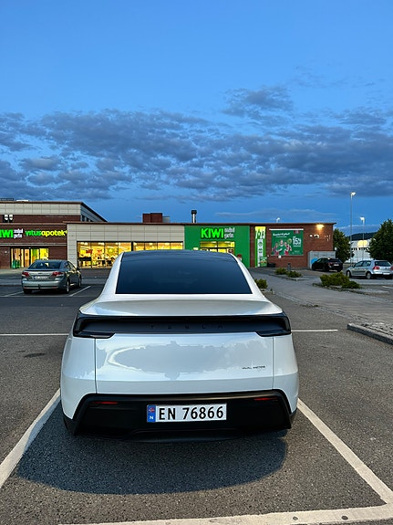 Tesla Model Y 7 of 11