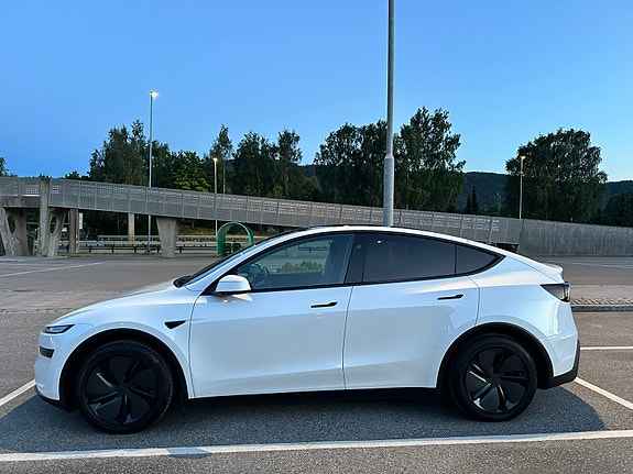 Tesla Model Y 4 of 11