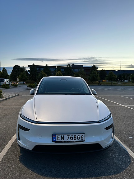 Tesla Model Y 3 of 11
