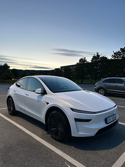 Tesla Model Y 2 of 11