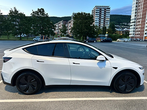 Tesla Model Y 5 of 11
