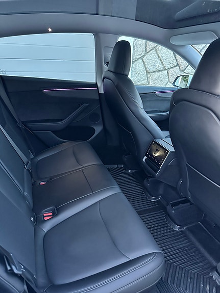Tesla Model Y 10 of 11