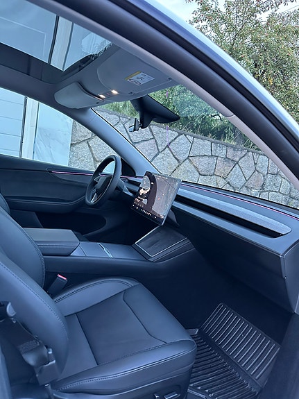 Tesla Model Y 8 of 11
