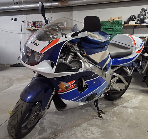 Suzuki GSX-R 750 2 of 5