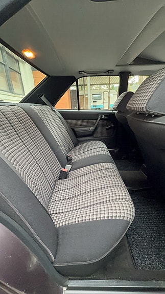 Mercedes-Benz 190 E 10 of 27