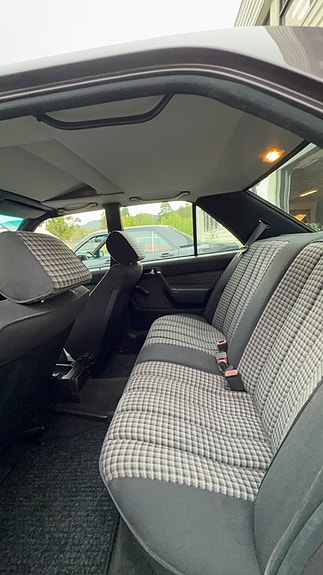 Mercedes-Benz 190 E 12 of 27