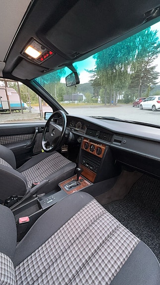 Mercedes-Benz 190 E 7 of 27
