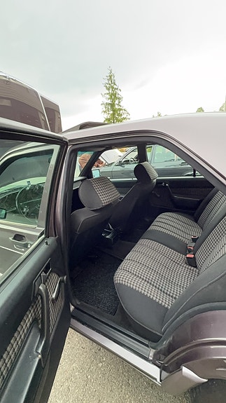 Mercedes-Benz 190 E 11 of 27