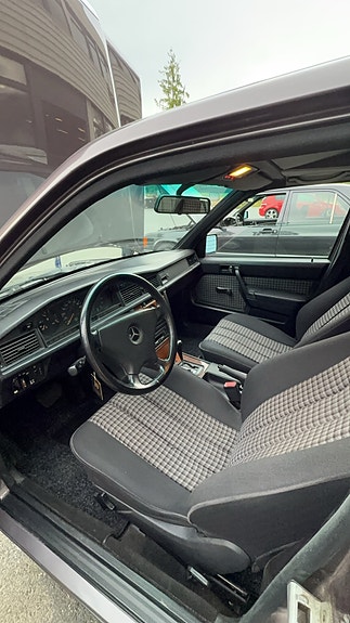 Mercedes-Benz 190 E 8 of 27