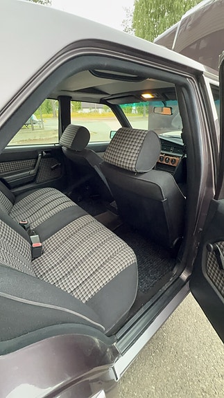 Mercedes-Benz 190 E 9 of 27