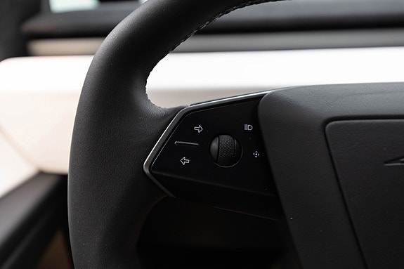 Tesla Cybertruck 27 of 30