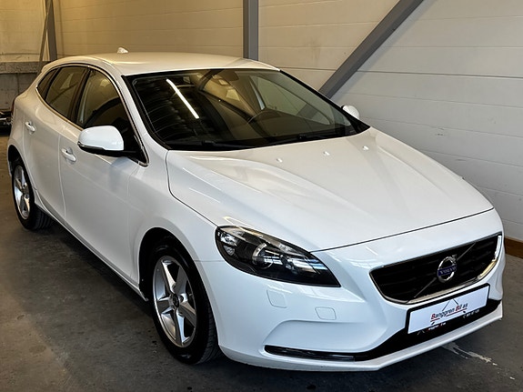 Volvo V40 2 of 30
