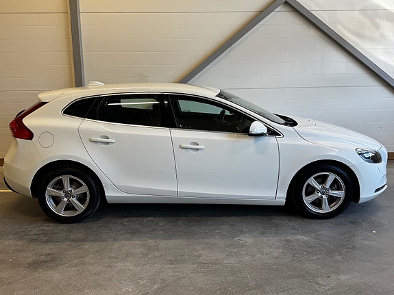 Volvo V40 12 of 30