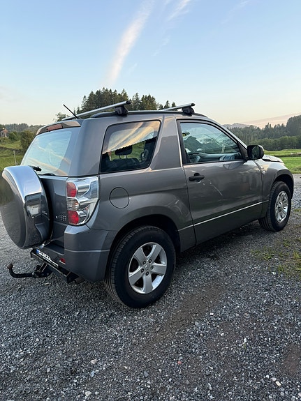 Suzuki Grand Vitara 2 of 5