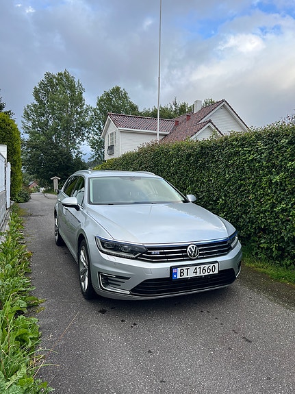 Volkswagen Passat 2 of 23