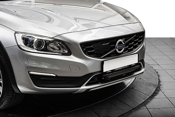 Volvo V60 Cross Country 2 of 5