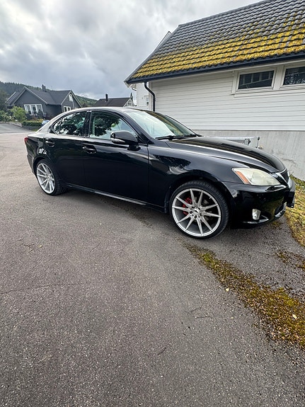 Lexus IS220d 2 of 11