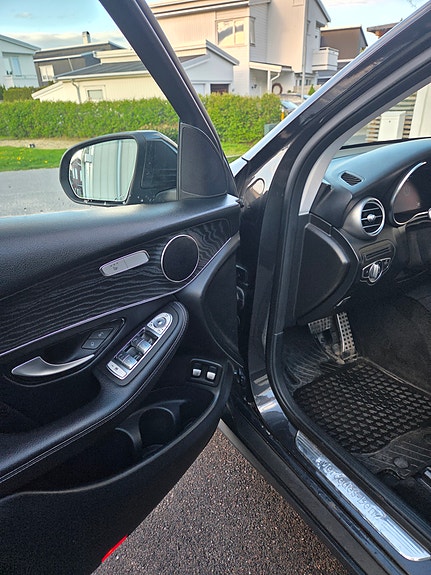 Mercedes-Benz GLC300 e 13 of 17