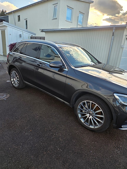 Mercedes-Benz GLC300 e 14 of 17