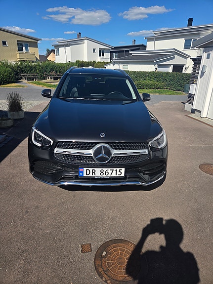 Mercedes-Benz GLC300 e 4 of 17