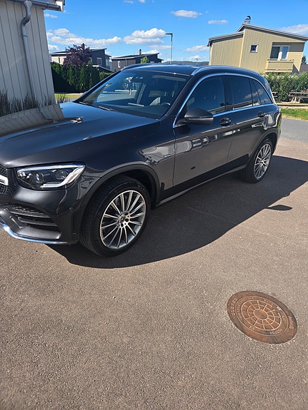 Mercedes-Benz GLC300 e 2 of 17
