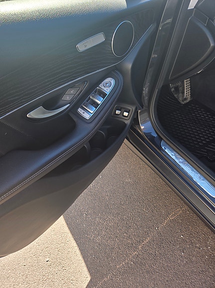 Mercedes-Benz GLC300 e 8 of 17