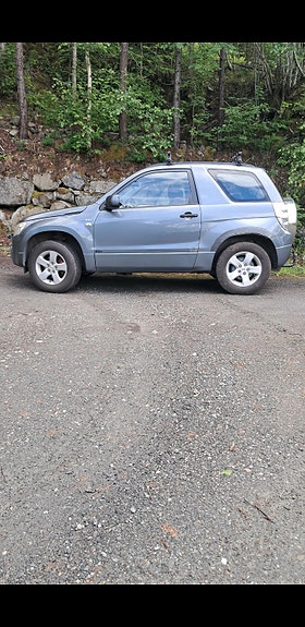 Suzuki Grand Vitara 2 of 5