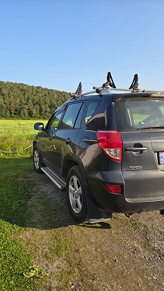 Toyota RAV4 3 of 5