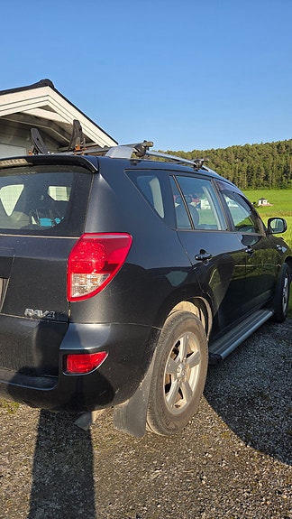Toyota RAV4 4 of 5