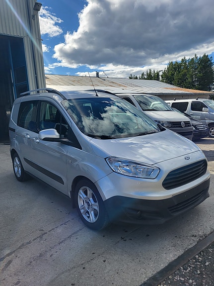 Ford Transit Courier 3 of 5