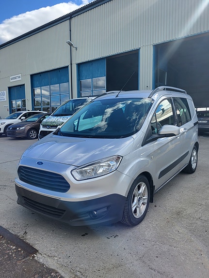 Ford Transit Courier 2 of 5