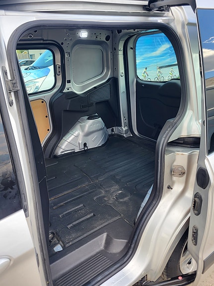 Ford Transit Courier 13 of 30