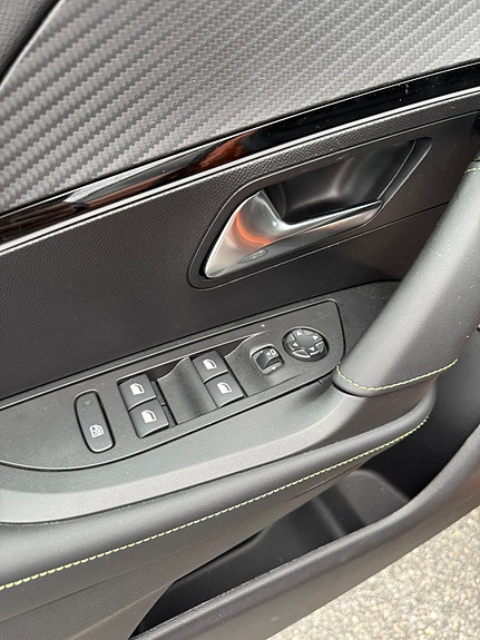 Peugeot e-2008 8 of 17
