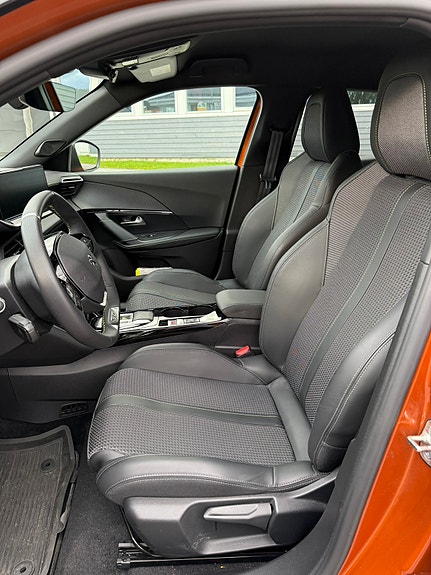 Peugeot e-2008 9 of 17