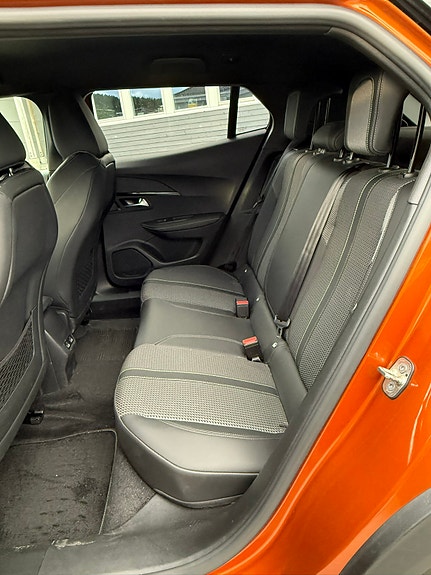 Peugeot e-2008 12 of 17