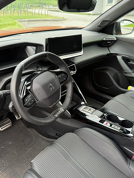 Peugeot e-2008 10 of 17