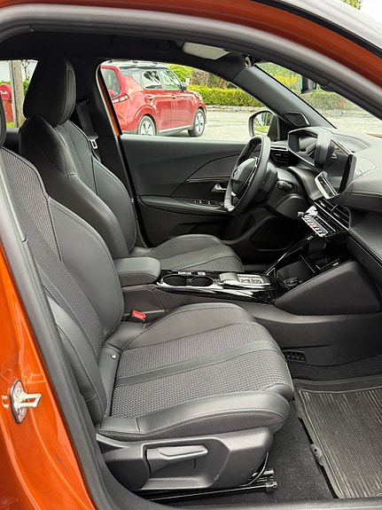 Peugeot e-2008 15 of 17