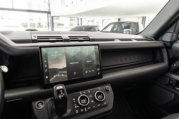 Land Rover Defender 13 of 30