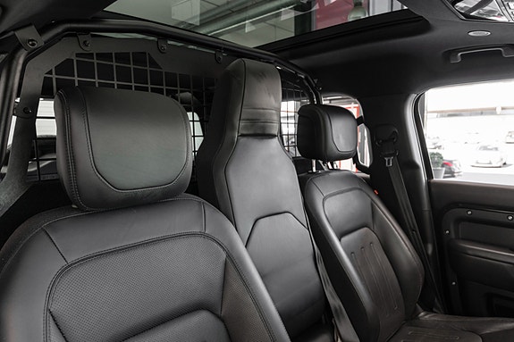 Land Rover Defender 22 of 30