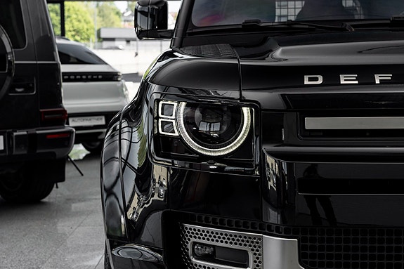 Land Rover Defender 21 of 30