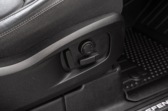 Land Rover Defender 18 of 30