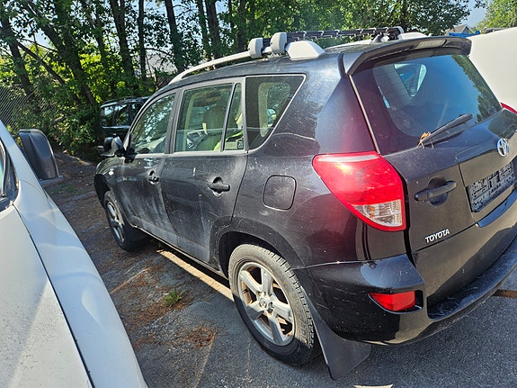 Toyota RAV4 4 of 5