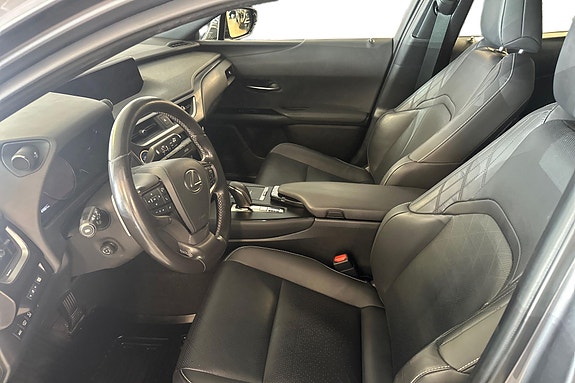 Lexus UX300e 6 of 11
