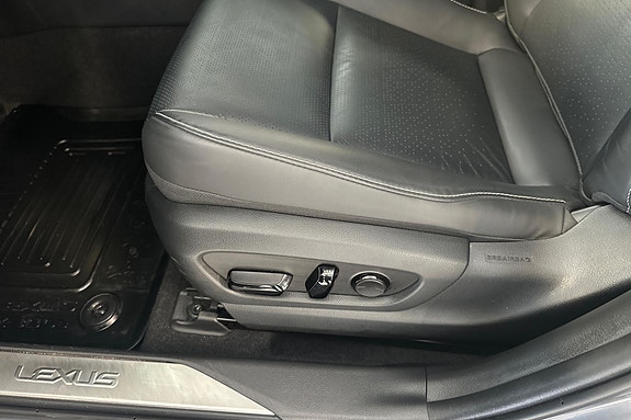 Lexus UX300e 7 of 11