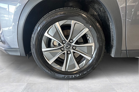 Lexus UX300e 5 of 11